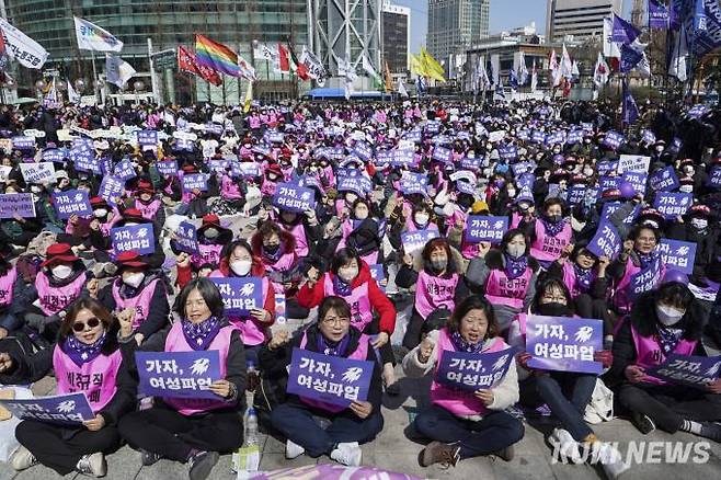 세계 여성의 날인 8일 오후 서울 종로구 보신각 앞에서 열린 3·8 여성파업대회에서 참가자들이 구호를 외치고 있다.