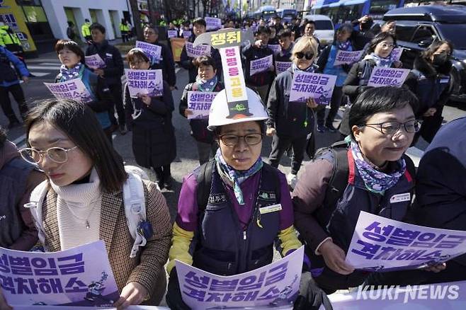 세계 여성의 날인 8일 오후 서울 종로구 보신각에서 열린 3·8 여성파업대회를 마친 참가자들이 대학로 방향으로 행진하고 있다.