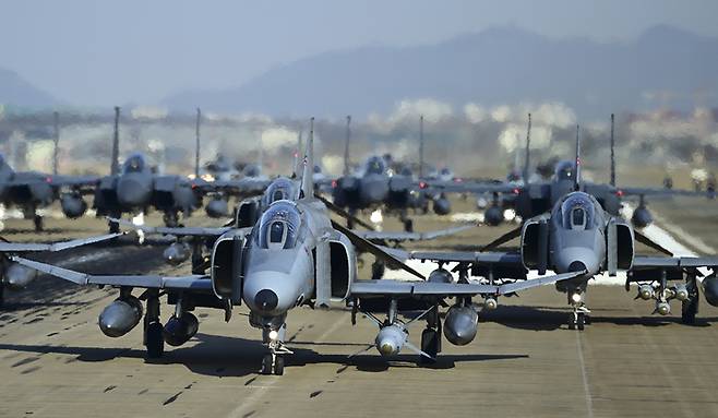 F-4E 팬텀기를 필두로 30여 대의 공군 전투기들이 ‘엘리펀트 워크’ 훈련을 진행하고 있다. [공군]