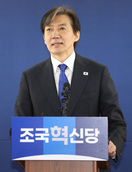 조국 조국혁신당 대표가 8일 오전 서울 영등포구 여의동 당사에서 열린 황운하 의원 입당식에서 발언하고 있다. 뉴시스