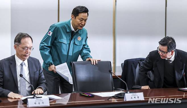 [서울=뉴시스] 정병혁 기자 = 오세훈 서울시장이 8일 서울 중구 서울시청에서 열린 서울지역 주요 병원장 간담회에 참석하고 있다. 2024.03.08. jhope@newsis.com