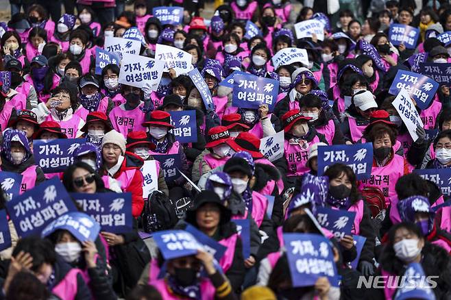 [서울=뉴시스] 정병혁 기자 = 8일 서울 종로구 보신각에서 열린 3.8여성파업대회에서 참가자들이 구호를 외치고 있다. 2024.03.08. jhope@newsis.com