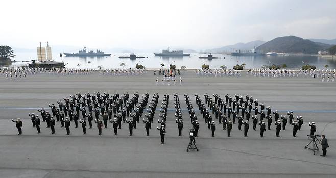 [서울=뉴시스] 홍효식 기자 = 11일 경남 창원시 해군사관학교 연병장에서 거행된 제76기 해군사관생도 졸업 및 임관식에서 신임 해군, 해병대 장교들이 임관 선서를 하고 있다. (사진=해군 제공) 2022.03.11. photo@newsis.com *재판매 및 DB 금지