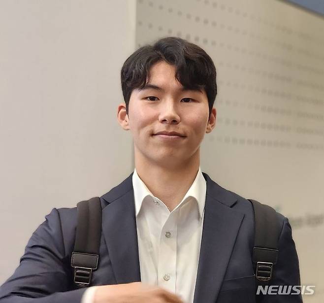 [인천공항=뉴시스]김주희 기자=키움 히어로즈 김혜성이 6일 인천국제공항에서 취재진과 인터뷰하고 있다. 2024.03.06.