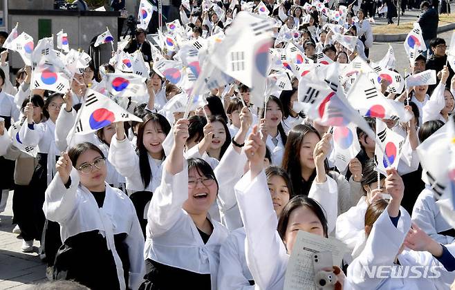 [광주=뉴시스] 변재훈 기자 = 8일 오후 광주 남구 수피아여자고등학교 교정에서 학생들이 105년 전 펼쳐졌던 광주 3·10만세운동을 재현하고 있다. 2024.03.08. wisdom21@newsis.com