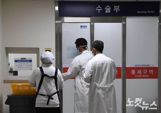 전공의 집단 사직 사태 17일째를 맞는 7일 서울시내 한 대학병원 수술실에 의료진이 출입하고 있다. 이날 이한경 행정안전부 재난안전관리본부장은 중앙재난안전대책본부 회의에 앞서 "응급·고난도 수술에 대한 수가를 전폭적으로 인상하는 방안을 더욱 구체화하겠다"고 설명했다. 황진환 기자