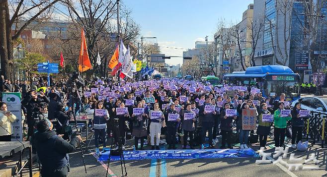 세계 여성의 날인 8일 민주노총을 비롯한 노동단체 조합원들이 서울 종로구 마로니에공원에서 열린 세계 여성의날 정신 계승 전국노동자대회에서 구호를 외치고 있다. 나채영 수습기자