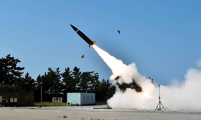 전술지대지유도무기(KTSSM)가 발사대에서 발사되고 있다. 세계일보 자료사진