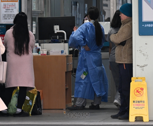 7일 보건복지부는 전공의 이탈에 따른 의료공백 최소화를 위해 8일부터 간호사들도 응급환자 심폐소생술 및 응급약물 투여를 가능케 한다는 내용의 ‘간호사 업무 관련 시범사업 보완 지침’을 시행한다고 밝혔다. 이날 오후 서울시내 한 대형병원 응급실 의료진이 업무를 보고 있다. 2024.3.7.  안주영 전문기자