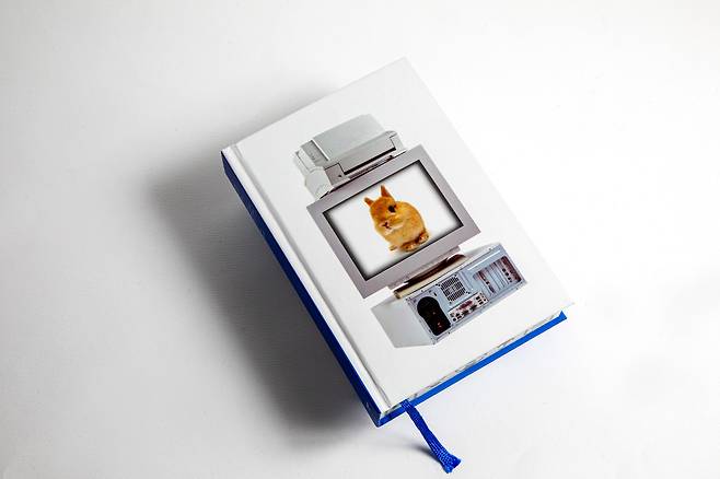 SF 작가 듀나의 데뷔 30주년 기념 초기 단편집 <시간을 거슬러 간 나비>의 표지 모습. ⓒ시사IN 신선영