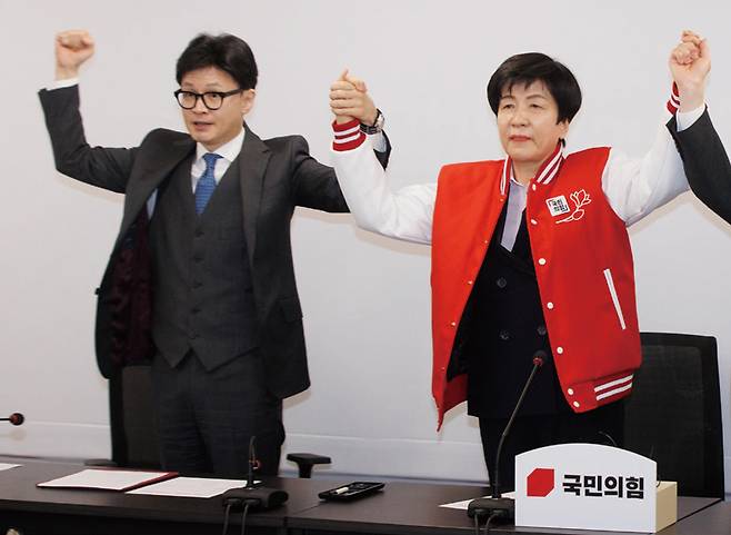 한동훈 국민의힘 비상대책위원장(왼쪽)이 민주당을 탈당한 김영주 국회부의장의 3월4일 국민의힘 입당식에서 기념촬영을 하고 있다. ⓒ시사저널 이종현