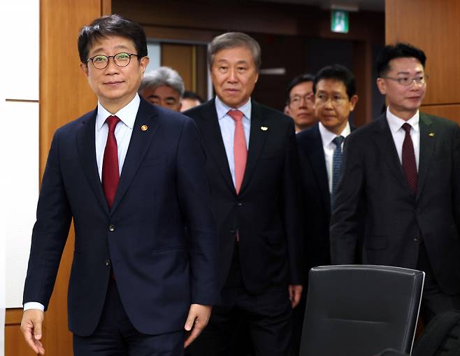 국토교통부 장관(왼쪽)과 한승구 대한건설협회장(가운데) 등이 8일 오전 서울 강남구 건설회관에서 열린 건설경기 회복 및 PF 연착륙 지원 간담회에서 참석하기 위해 회의실로 들어서고 있다. ⓒ 연합뉴스