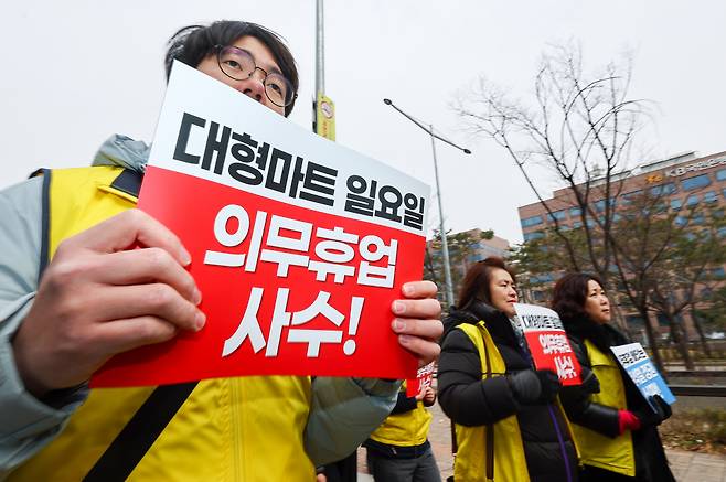 마트산업노조 부산본부 조합원들은 8일 오전 부산시청 앞에서 기자회견을 열고 "현재 일요일인 대형마트 의무 휴업일을 평일로 바꾸면 침체한 경제가 살아날 것처럼 말하는 것은 기만"이라고 목소리를 높였다. ⓒ연합뉴스