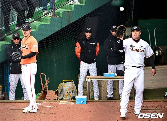 한화 이글스 투수 문동주(왼쪽)과 류현진이 7일 대전 한화생명이글스파크에서 열린 구단 자체 청백전을 앞두고 불펜에서 투구를 하고 있다.