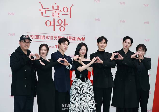 장영우 감독, 배우 이주빈, 곽동연, 김지원, 김수현, 박성훈, 김희원 감독이 7일 오전 서울 라마다신도림 호텔에서 진행된 tvN 토일드라마 '눈물의 여왕' 제작발표회에 참석해 포즈를 취하고 있다.  퀸즈 그룹 재벌 3세인 '백화점의 여왕' 홍해인과 용두리 이장 아들인 '슈퍼마켓 왕자' 백현우 3년차 부부의 아찔한 위기와 기적처럼 다시 시작되는 사랑 이야기 '눈물의 여왕'은 오는 9일 첫 방송된다. /2024.03.07 /사진=이동훈 기자