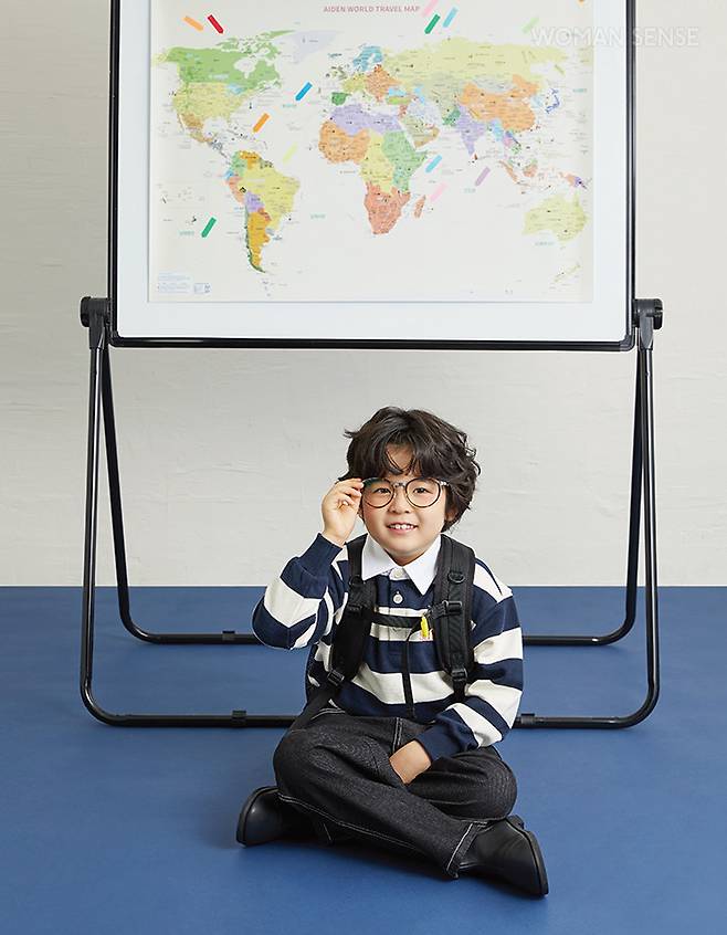 박이현 스트라이프 럭비 셔츠 7만9천원·백팩 10만9천원 모두 샤이선, 블랙 데님 팬츠 7만9천원 아이스비스킷, 호피 무늬 프레임 안경 가격미정 린드버그, 블랙 첼시 부츠 4만5천원 베이비잼.