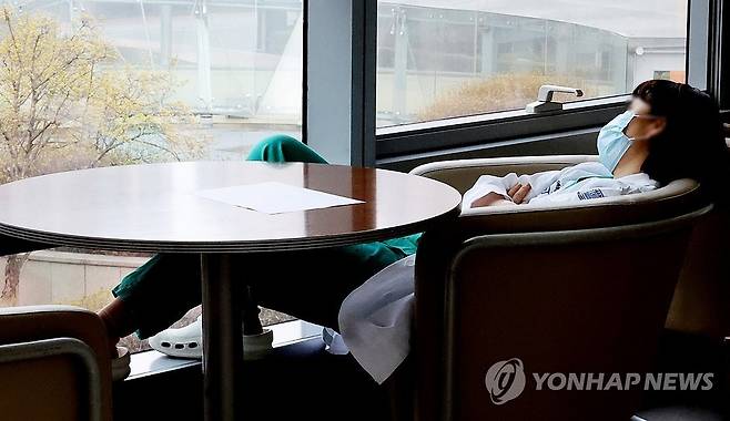 길어지는 의료계 갈등 (서울=연합뉴스) 최재구 기자 = 7일 서울 시내 한 병원에서 의료진이 휴식하고 있다. 정부는 전공의 집단 이탈에 따른 '의료공백'을 메우기 위해 이날 월 1천882억원 규모의 건강보험 재정을 지원하기로 했다고 밝혔다.  2024.3.7 jjaeck9@yna.co.kr