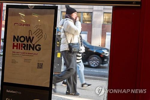 뉴욕 맨해튼 상점의 구인 포스터 [AFP 연합뉴스 자료사진]