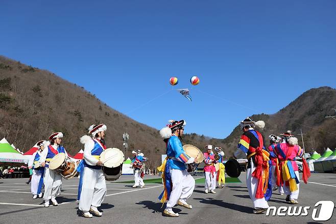 (전북=뉴스1) 김동규 기자 = 제20회 진안고원 운장산 고로쇠 축제가 9일 전북자치도 진안군 주천면 운일암반일암 삼거광장에서 개막됐다. 개막공연으로 증평굿이 펼쳐지고 있다.(진안군제공)2024.3.9/뉴스1