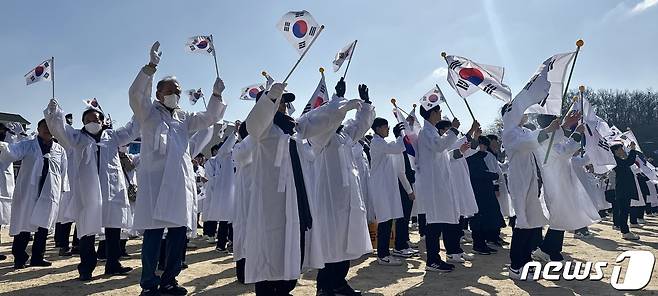 전주 3.13 만세운동 재현행사가 열린 9일 전북 전주시 신흥고등학교에서 학생과 시민들이 만세를 외치고 있다. 2024.3.9/뉴스1 ⓒ News1 유경석 기자