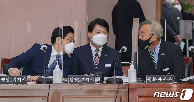 오병권 경기도 행정1부지사(왼쪽부터), 이한규 행정2부지사, 이재강 평화부지사가 20일 경기도 수원시 팔달구 경기도청에서 열린 국회 국토교통위원회의 경기도청에 대한 국정감사에서 대화를 나누고 있다. 2021.10.20/뉴스1 ⓒ News1 국회사진취재단