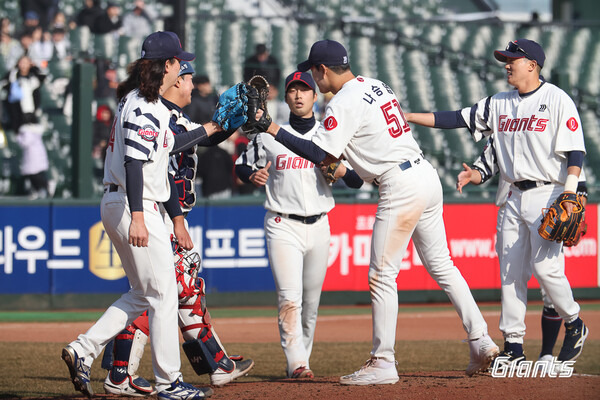 롯데는 9일 부산 사직구장에서 열린 SSG 랜더스와 '2024 신한 쏠뱅크 KBO리그' 시범경기 개막전에서 6-1로 꺾었다. 롯데 선수들이 승리한 후 하이파이브를 하고 있는 모습이다. 사진┃롯데 자이언츠