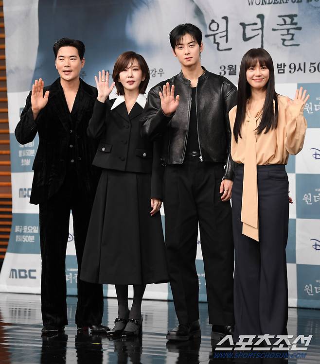 MBC 새 드라마 '원더풀 월드' 제작발표회가 29일 서울 마포구 상암동 MBC 골든마우스홀에서 열렸다. 배우 김강우, 김남주, 차은우, 임세미가 포토타임을 갖고 있다. 상암동=박재만 기자 pjm@sportschosun.com/2024.02.29/