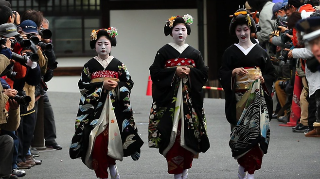 게이샤는 일본 문화의 상징적인 부분을 차지하는 전문 예술·연예인이다 (사진은 신년 행사에 참석한 후 퇴장하는 마이코와 게이코)