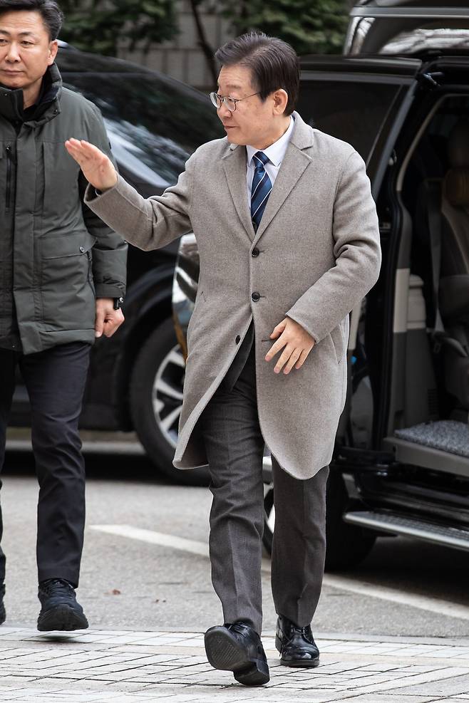 이재명 더불어민주당 대표가 2월27일 서울 서초구 중앙지방법원에서 열린 '대장동·백현동 사건' 특정범죄가중처벌등에관한법률 위반(뇌물) 등 2심 공판에 출석하며 지지자들을 향해 인사하고 있다. /뉴스1