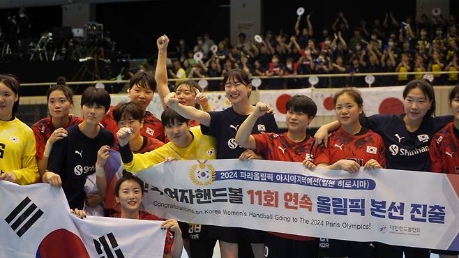 지난해 8월 23일 일본 히로시마 마에다 하우징 동구 스포츠센터에서 열린 파리 올림픽 아시아 예선 4차전에서 일본을 25대24로 꺾고 파리 올림픽 본선행 티켓을 따낸 여자핸드볼 대표팀 선수들이 기뻐하고 있다. /대한핸드볼협회