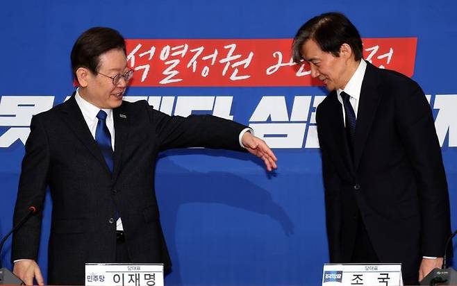 이재명 더불어민주당 대표와 조국 조국혁신당 대표가 지난 5일 국회본청 민주당 당대표회의실에서 당대표 대 당대표의 자격으로 예방과 접견을 갖고 있다. ⓒ뉴시스