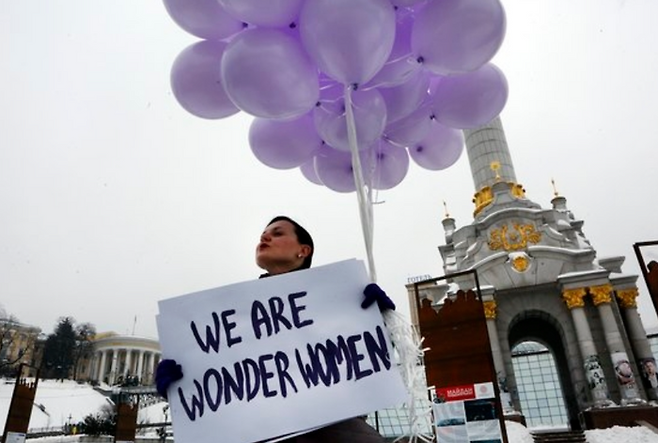 우크라이나 키이우에서 한 여성이 지난 7일(현지시간) 시위를 하고 있다. ⓒAP/연합뉴스