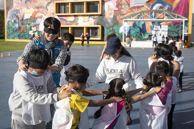 지난달 22일 에콰도르 북부 도시 오타발로의 한 학교에서 다양한 출신 배경의 아이들이 눈을 가린 기차놀이를 하고 있다. 서로를 믿으며 목표 지점까지 가는 놀이 규칙을 통해 협력과 공존의 가치를 깨닫는다. UNHCR 제공