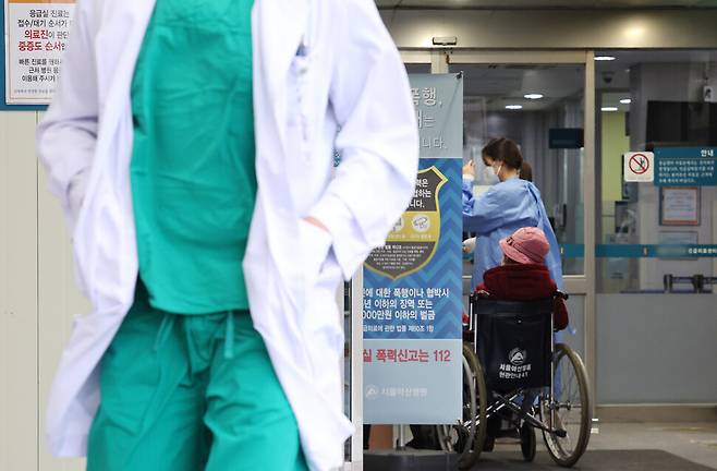 지난달 21일 오전 서울의 한 대형병원 응급의료센터에서 의료진이 이동하고 있다. 연합뉴스