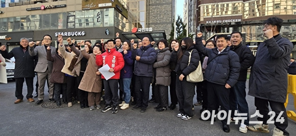 박용호 국민의힘 예비후보가 9일 서울특별시 여의도 국민의힘 중앙당사 앞에서 '재경선 및 무공천'을 촉구하는 기자회견을 열고 있다. [사진=독자 제공]