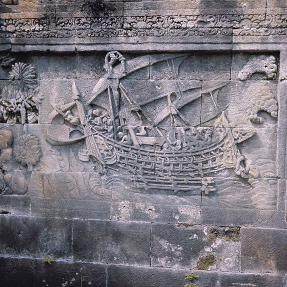 자바섬 보로부두르 사원(9세기 축조)에 부조로 새겨진 아웃리거 장착 선박. 배가 뒤집히지 않게 해주는 아웃리거는 작은 배로 넓은 바다를 다니는 데 필수적 장치였다.