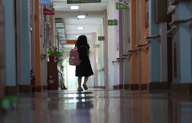 4일 오전 대구 군위군 부계초등학교에서 입학식을 마친 유일한 신입생이 교실로 이동하고 있다. 연합뉴스
