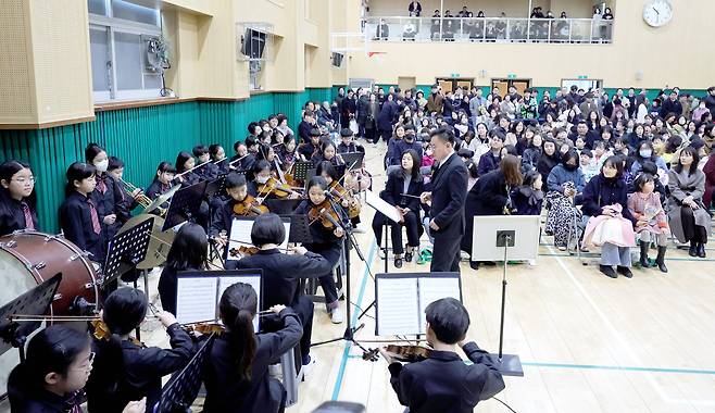 4일 오전 서울 양천구 갈산초등학교에서 입학식이 열린 가운데 선배 오케스트라가 신입생들을 위한 연주를 하고 있다. 장진영 기자