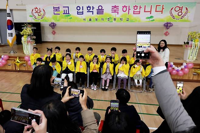 4일 오후 서울 광진구 성자초등학교에 56명이 입학했다. 세 개반으로 나뉜 신입생들인 한 반씩 기념촬영을 하고 있다. 장진영 기자