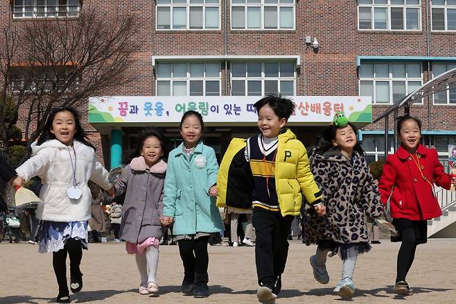 4일 오전 서울 양천구 갈산초등학교에서 입학식을 마친 신입생들이 손을 잡고 운동장을 걷습니다. 장진영 기자