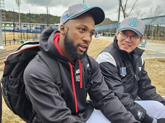 지난달 부산 기장 스프링캠프에서 진행한 인터뷰 도중 KT 이강철 감독(오른쪽)이 멜 로하스 주니어를 지긋이 쳐다보고 있다. 기장=고봉준 기자