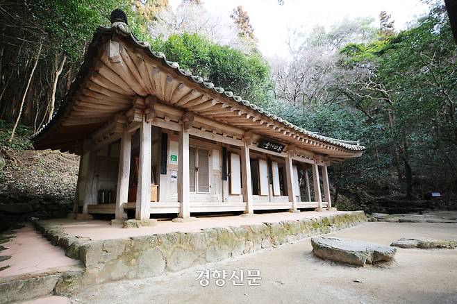 다산초당. 초당에 있는 넓적바위 다조에서 정약용과 제자들이 차를 끓였다. 이윤정 기자