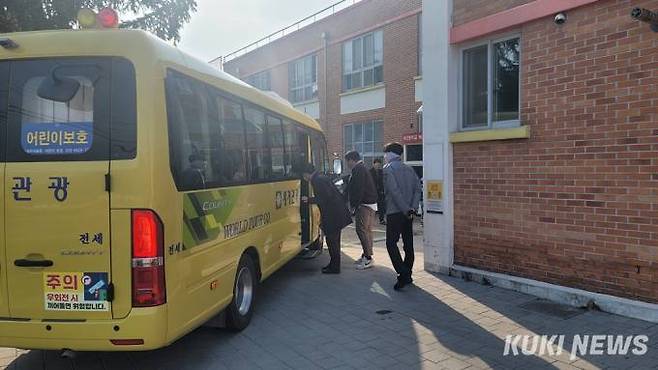 충남 어린이 통학버스 합동 점검반이 천안 광덕초등학교에서 어린이 통학버스 현장 점검을 실시하고 있다.