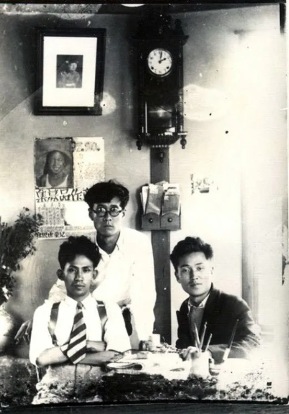 왼쪽부터 이상, 소설가 박태원, 수필가 김소운.  박태원은 ‘소설가 구보씨의 일일’의 작가이자 영화감독 봉준호의 외할아버지다.