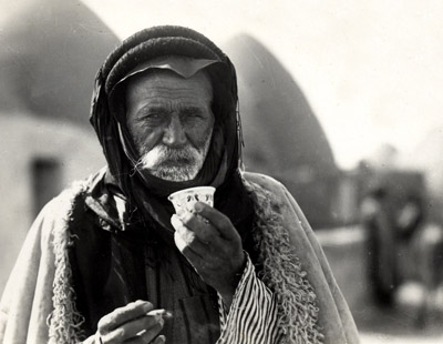 “밤에 이동하려면, 한잔씩 마셔줘야지.” 커피를 마시는 베두인족. 1930년.