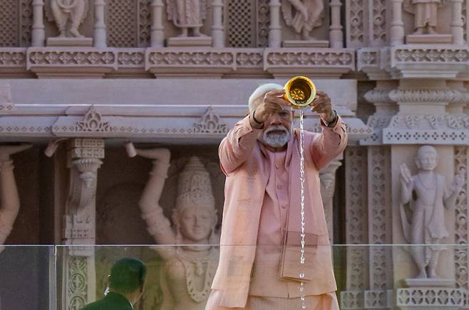 나렌드라 모디 인도 총리가 지난 2월 14일(현지시간) 아랍에미리트를 방문해 현지에 첫 번째 건설된 힌두교 사원에서 종교 의식을 치르고 있다. [EPA]