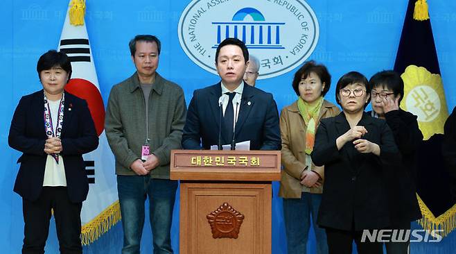 [서울=뉴시스] 고범준 기자 = 임태훈 전 군인권센터 소장이 4일 오전 서울 여의도 국회 소통관에서 야권 비례대표 위성정당 더불어민주연합의 비례대표 후보 지원 기자회견을 하고 있다. 2024.03.04. bjko@newsis.com