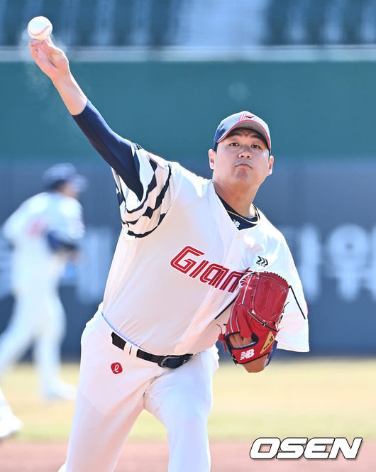 [OSEN=부산, 이석우 기자]롯데 자이언츠 나균안이 역투하고 있다. 2024.03.09 / foto0307@osen.co.kr