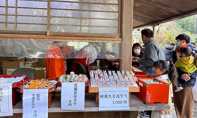 일본 설날 행사. 신사나 사원에 가서 새해 소원을 빌고, 오미쿠지라는 점을 본다.