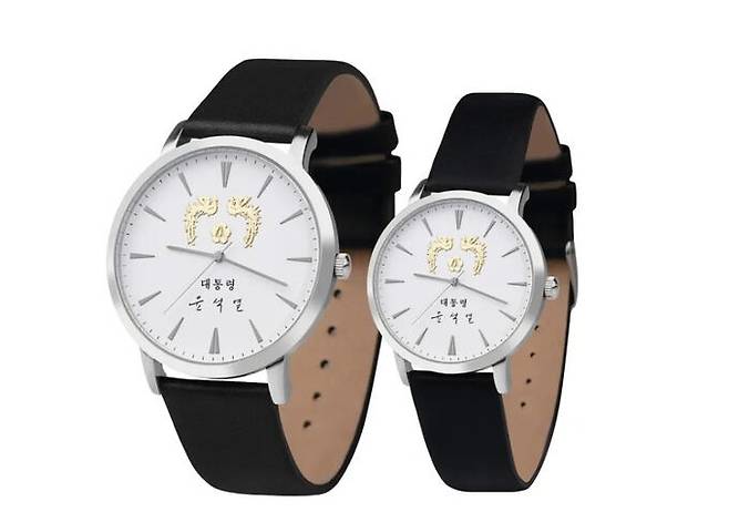 실용적이고 절제된 미를 잘 살렸다는 평을 받는 윤석열 대통령 기념시계.